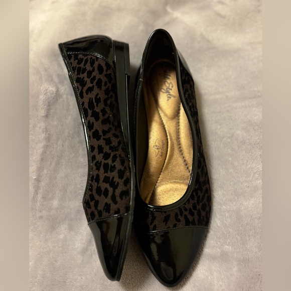 Soft Style Black and Leopard Flats - Picture 3 of 4